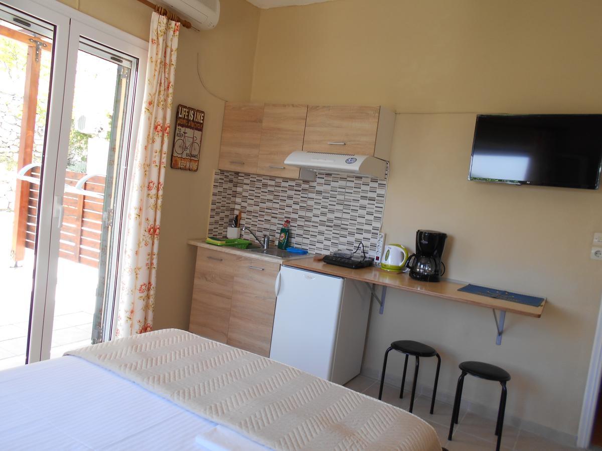 Zephyros Rooms And Apartments Drymon Bagian luar foto
