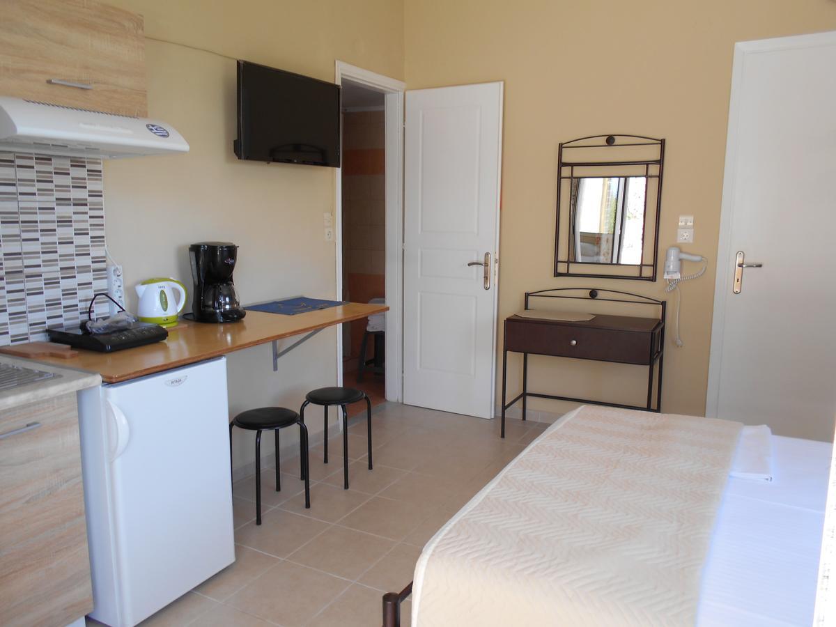 Zephyros Rooms And Apartments Drymon Bagian luar foto